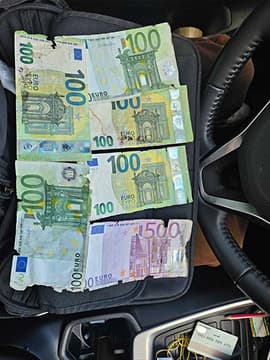 Пошкоджені купюри долара та євро